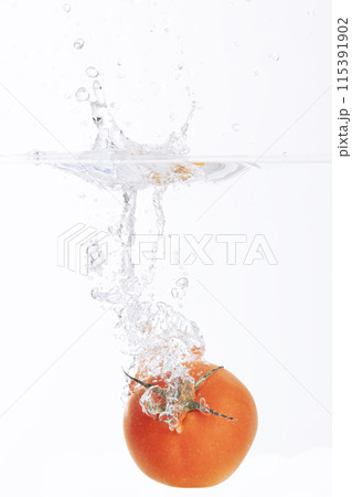 Red Tomatoes Falling Underwater 115391902