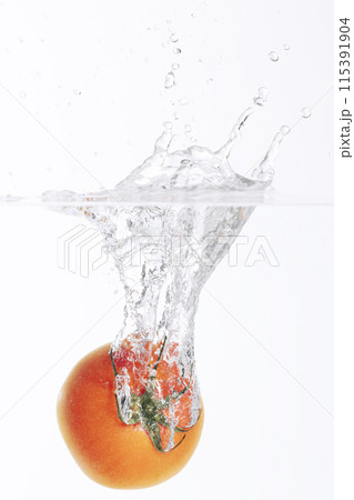 Red Tomatoes Falling Underwater Red Tomatoes Falling Underwater 115391904