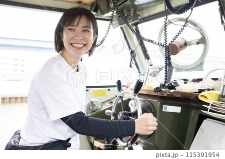 船を操縦する若い女性 115391954