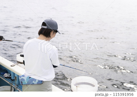 釣りを楽しむかわいい女性 釣りを楽しむかわいい女性 115391956