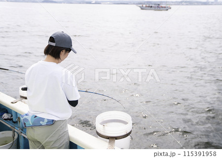 釣りを楽しむかわいい女性 釣りを楽しむかわいい女性 115391958