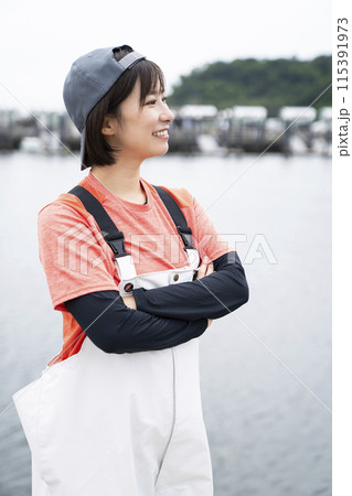 漁港で働く若い女性 115391973