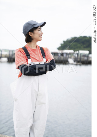 漁港で働く女性 115392027