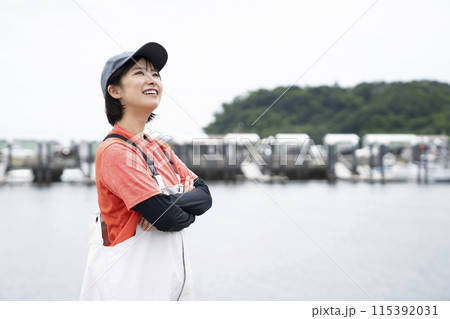 漁港で働く女性 漁港で働く女性 115392031