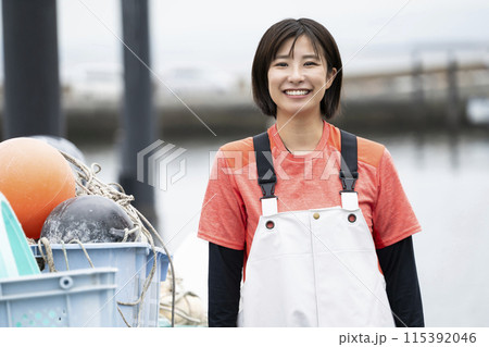 漁港で働く女性 漁港で働く女性 115392046