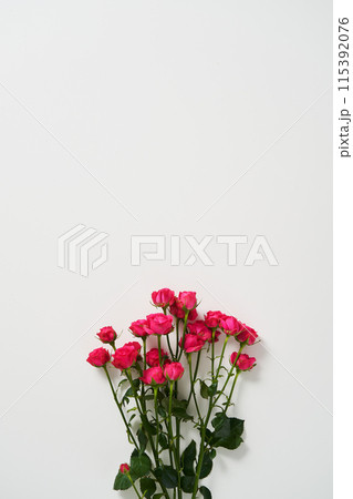 a bundle of fresh red roses 115392076