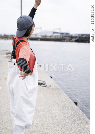 漁港で働く若い女性 115392116