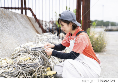 漁港で働く若い女性 115392124