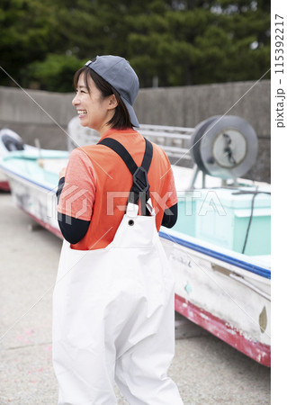 漁港で働く女性 115392217