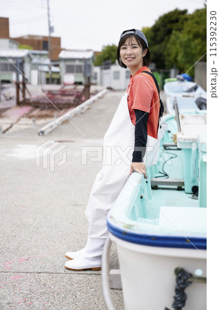 漁港で働く女性 115392230