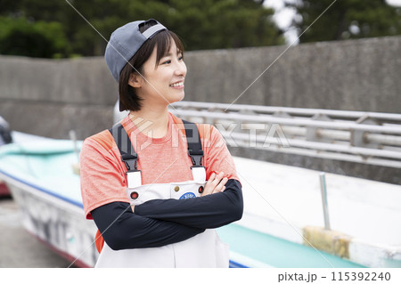 漁港で働く女性 115392240