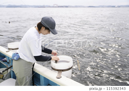 釣りを楽しむかわいい女性 115392343