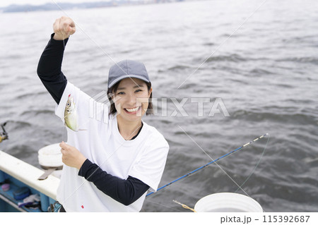 釣りを楽しむかわいい女性 115392687