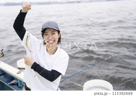 釣りを楽しむかわいい女性 115392689