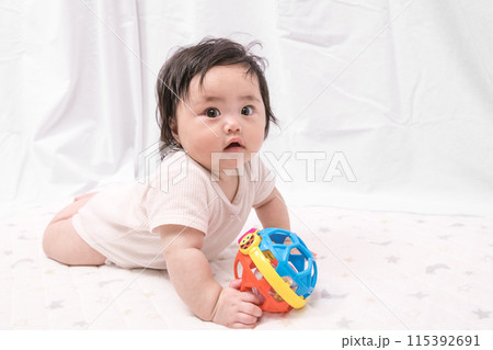 【はいはいを始める赤ちゃん】 115392691