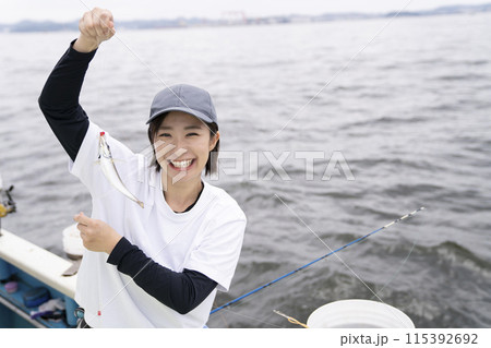 釣りを楽しむかわいい女性 115392692