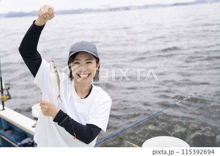 釣りを楽しむかわいい女性 115392694