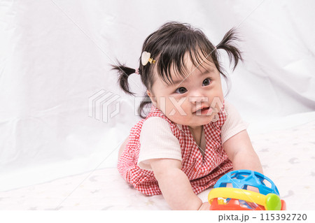 【はいはいを始めるツインテールの赤ちゃん】 115392720