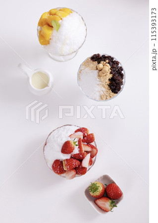 Cold strawberry and mango patbingsu in summer 115393173