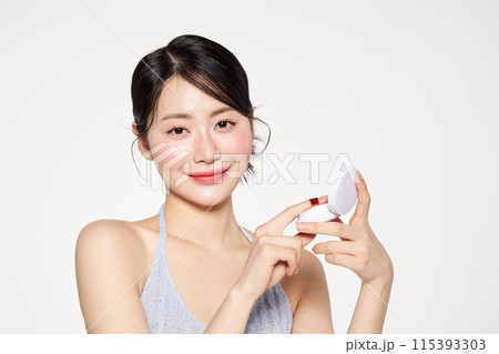 Asian woman tapping cushion pact 115393303