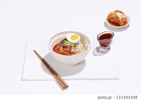 Bibim naengmyeon that's cool in summer 115393398