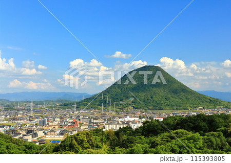 【香川県】青ノ山から見た丸亀市の町並みと飯野山(讃岐富士) 【香川県】青ノ山から見た丸亀市の町並みと飯野山(讃岐富士) 115393805