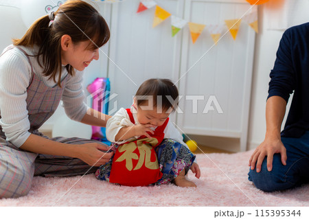 1歳の誕生日を祝う袴を着た男児 1歳 1歳の誕生日を祝う袴を着た男児 1歳 115395344