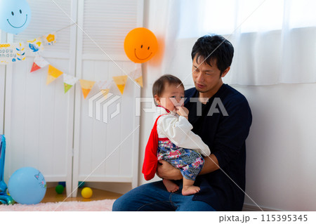 1歳の誕生日を祝う袴を着た男児 1歳 1歳の誕生日を祝う袴を着た男児 1歳 115395345