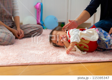 1歳の誕生日を祝う袴を着た男児　1歳 115395347