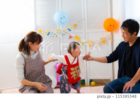 1歳の誕生日を祝う袴を着た男児　1歳 115395348