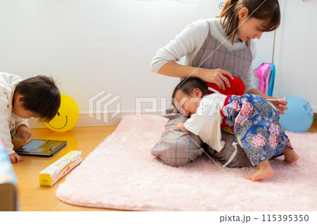 1歳の誕生日を祝う袴を着た男児 1歳 1歳の誕生日を祝う袴を着た男児 1歳 115395350