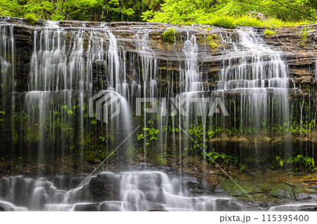 【富山県･宮島峡】川幅いっぱいに流れ落ちる二の滝 115395400