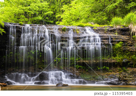 【富山県・宮島峡】川幅いっぱいに流れ落ちる二の滝 【富山県・宮島峡】川幅いっぱいに流れ落ちる二の滝 115395403