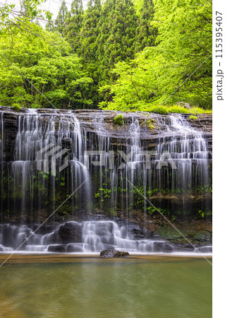 【富山県・宮島峡】川幅いっぱいに流れ落ちる二の滝 【富山県・宮島峡】川幅いっぱいに流れ落ちる二の滝 115395407