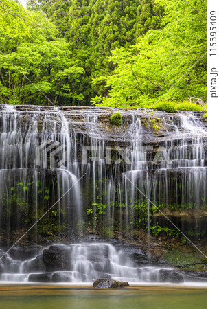 【富山県･宮島峡】川幅いっぱいに流れ落ちる二の滝 115395409