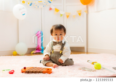 1歳の誕生日を祝う男児 1歳 1歳の誕生日を祝う男児 1歳 115395533