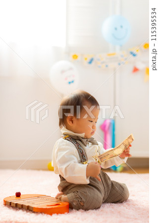 1歳の誕生日を祝う男児　1歳 115395534