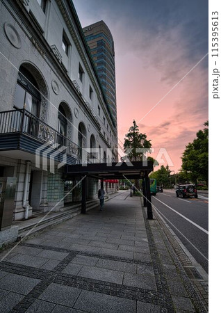 夕焼けに染まる街並み 夕焼けに染まる街並み 115395613