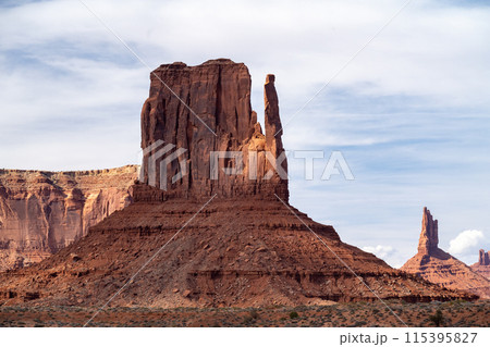 アリゾナ　モニュメントバレーの雄大な景色 115395827