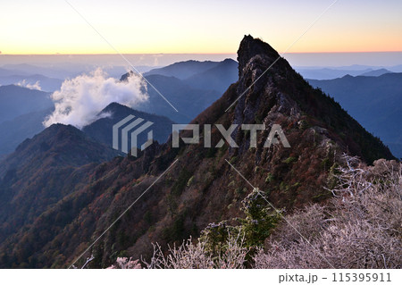 西日本最高峰の四国の霊山「石鎚山」の秋 115395911