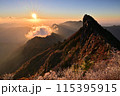 西日本最高峰の四国の霊山「石鎚山」、秋の朝焼け 西日本最高峰の四国の霊山「石鎚山」、秋の朝焼け 115395915
