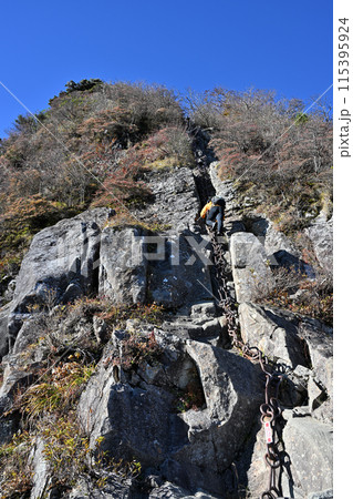 西日本最高峰の四国の霊山「石鎚山」秋の鎖 西日本最高峰の四国の霊山「石鎚山」秋の鎖 115395924