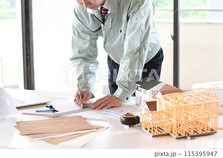 建築の設計をする作業着を着たアジア人男性 115395947