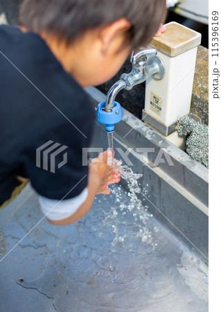 水道で手洗いをする幼児 115396169