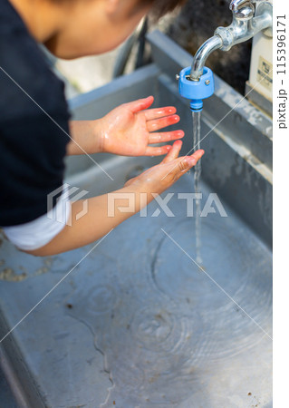 水道で手洗いをする幼児 115396171