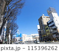 春の快晴の空と甲府駅前の繁華街 115396262