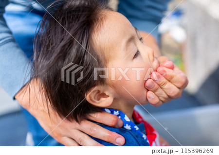 水道で手洗いをする幼児 115396269