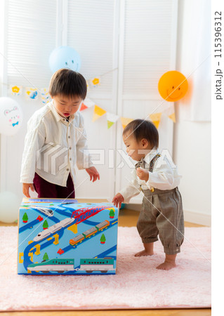 1歳の誕生日を祝う男児 1歳 1歳の誕生日を祝う男児 1歳 115396312