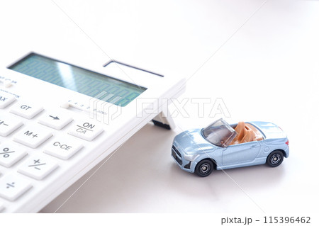 電卓と自動車のミニチュア模型で、高騰する自家用車の維持費の負担に頭を悩ましているイメージ 電卓と自動車のミニチュア模型で、高騰する自家用車の維持費の負担に頭を悩ましているイメージ 115396462