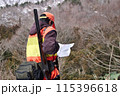 地図を見る猟師 115396618